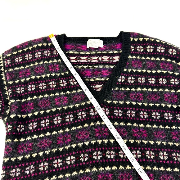 Lord & Taylor 100% Shetland Wool V-Neck Sweater Small, snowflake Fair Isle - Picture 10 of 11